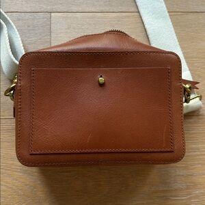Madewell - Transport Camera Bag in English Saddle with cream crossbody strap